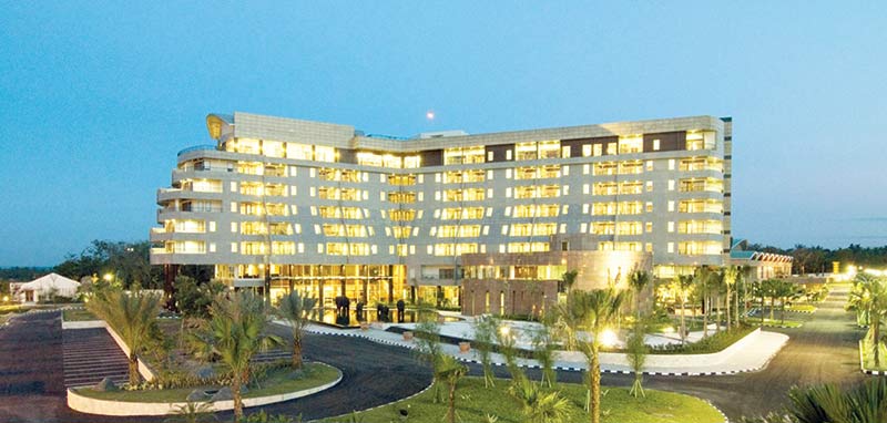 Labersa Grand Hotel and Convention Center terlihat megah. Hotel berbintang lima ini menawarkan paket bulan madu untuk pengantin baru.(Labersa Grand Hotel and Convention Center for riaupos.co)