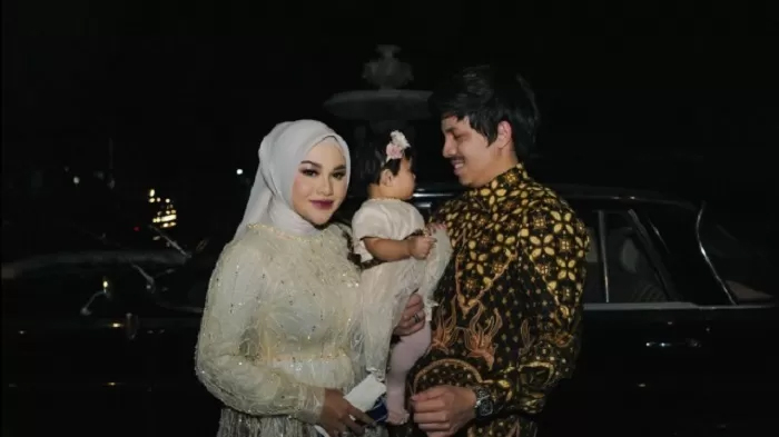 Atta Halilintar bersama Aurel dan anaknya, Ameena.