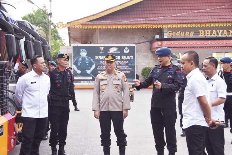 Dansat Brimobda Riau Kombes Pol Ronny Lumban Gaol (dua kanan) saat berbincang dengan Tim Itwasum Mabes Polri yang dikomandoiÂ Brigjen Pol Bobyanto IOR Adoe, Jumat (4/8/2023).