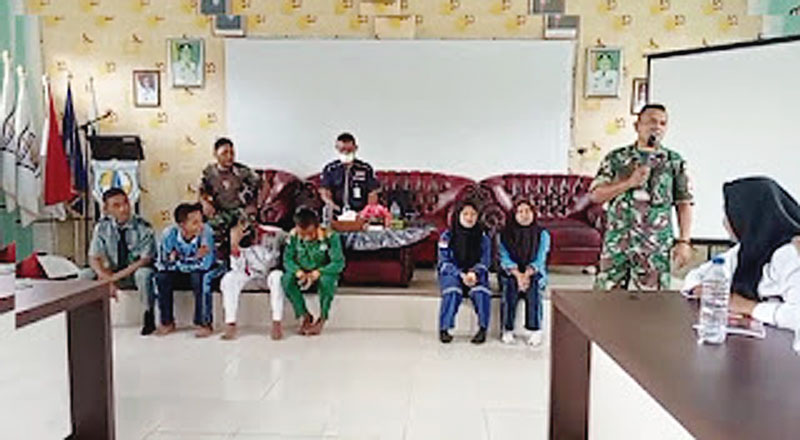 Bintara Kesehatan TMMD Serma Athari Nasution menyampaikan materi bagaimana cara pola hidup sehat di hadapan siswa saat di SMKN 3 Mandau, Selasa (10/10/2023).