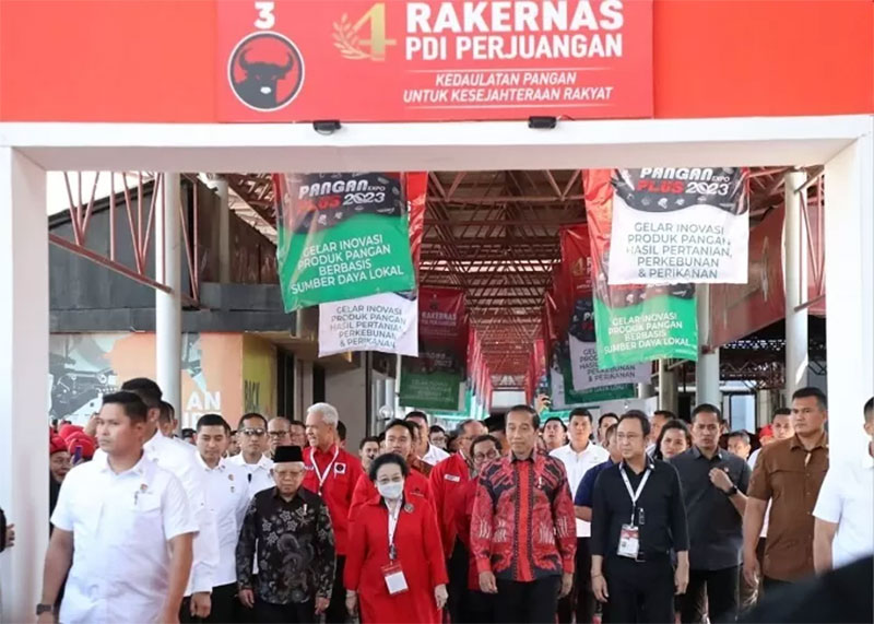 Ketua Umum DPP PDI Perjuangan Megawati Soekarnoputri menjemput Presiden Joko Widodo dan Wakil Presiden Ma&rsquo;ruf Amin sebelum dimulainya acara Rakernas IV PDI Perjuangan di Jiexpo, Jakarta, Jumat (29/9/2023).