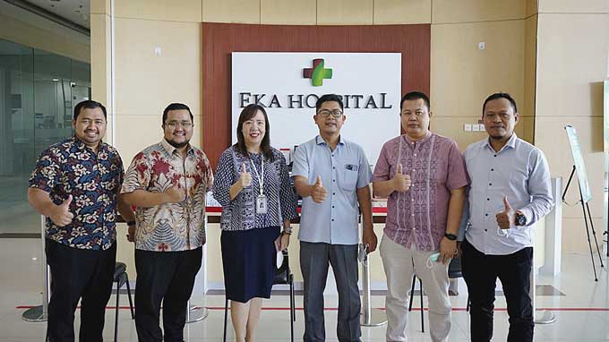 Direktur Utama Riau Pos Ahmad Dardiri (tiga kanan) bersama Direktur RS Eka Hospital Pekanbaru  dr Elizabeth (tiga kiri) didampingi Kepala Divisi Marketing  Mohammad Fikri Sulthoni (dua kiri) dan Koordinator Marketing Dani (kiri) beserta Manajer Iklan Riau
