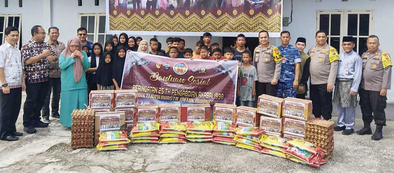 Jebolan Akabri 98 foto bersama pengurus dan anak asuh Panti Asuhan Al Ilham Pekanbaru, Jumat (15/12/2023).