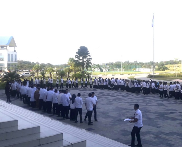 Sekdako Pekanbaru Indra Pomi Nasution bersalaman dan bermaaf-maafan di momen Idulfitri 2023 dengan ASN Pemko Pekanbaru usai apel gabungan perdana pascalibur lebaran, Rabu (26/4/2023).