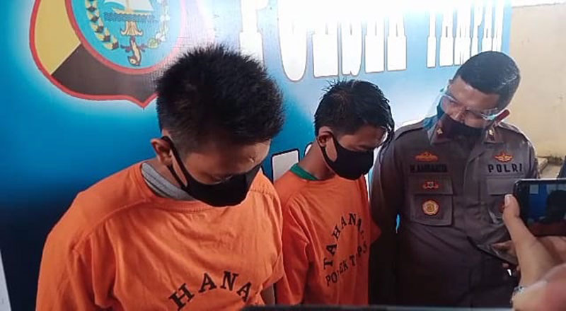 Kapolsek Tampan Kompol Hotmartua Ambarita saat ekspose pembobol ATM inisial WAP dan HM, Sabtu (12/9/2020). (DEFIZAL/RIAUPOS.CO)