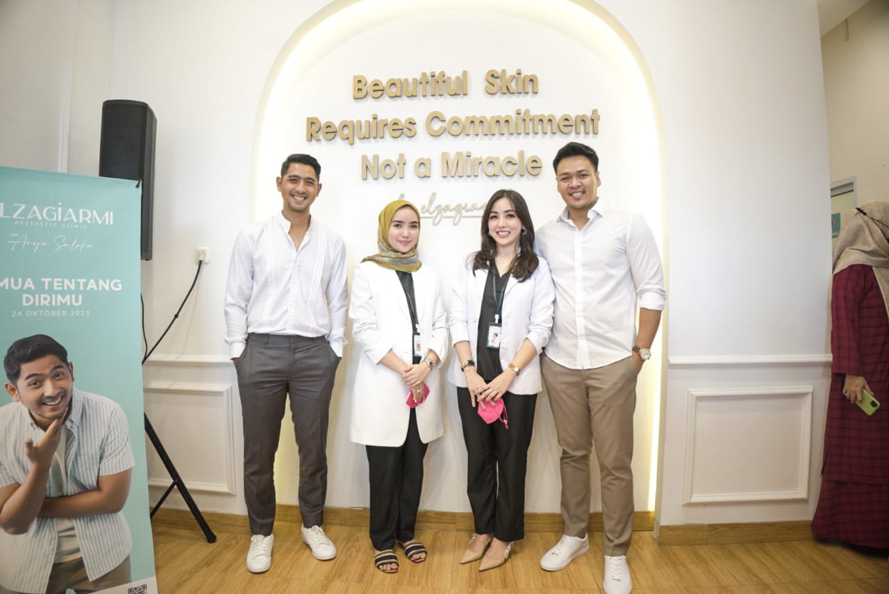 Aktor sekaligus Brand ambasador Elzagiarmi Aesthetic Clinic Arya Saloka (kiri) foro bersama Owner Elzagiarmi Aesthetic clinic  Dr Aulia Elzagiarmi (dua kanan) dan Dr Aulia Vinia Ardelia (dua kiri), Ahad (24/10/2021).