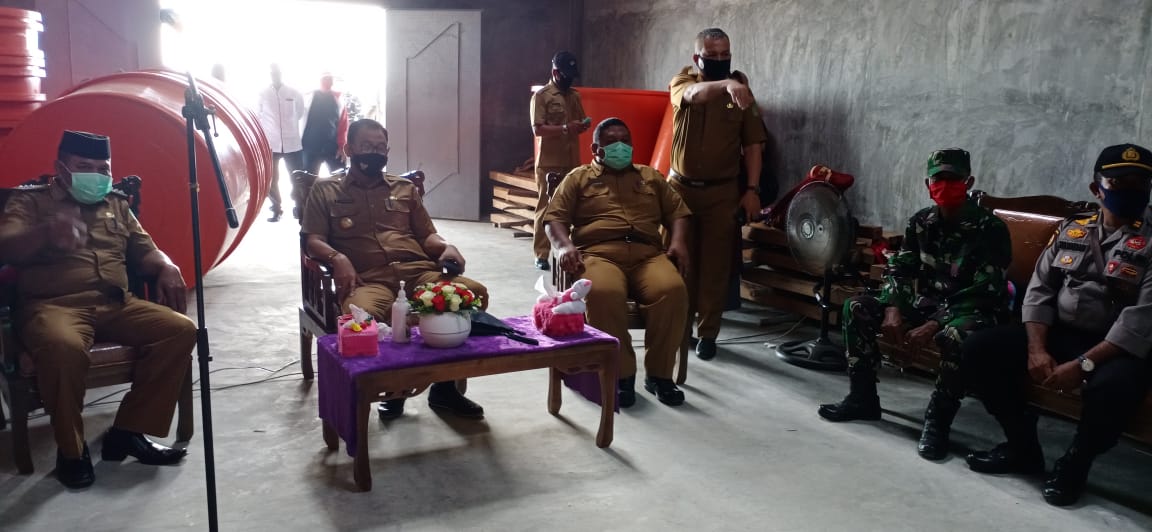 Bupati Rohil H Suyatno AMp didampingi Kadis Perikanan M AMin MSi saat berkunjung di Pulau Halang, Kubu Babussalam, Senin (11/5/2020). (Dok. Diskominfotik Rohil)