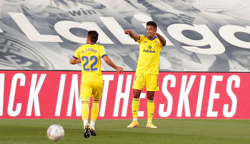 Penyerang Cadiz asal Honduras, Anthony Ruben Lozano, saat merayakan gol tunggal kemenangan timnya atas tuan rumah Real Madrid di Stadion Alfredo Di Stefano, Sabtu (17/10/2020). (AFP/MIRROR)