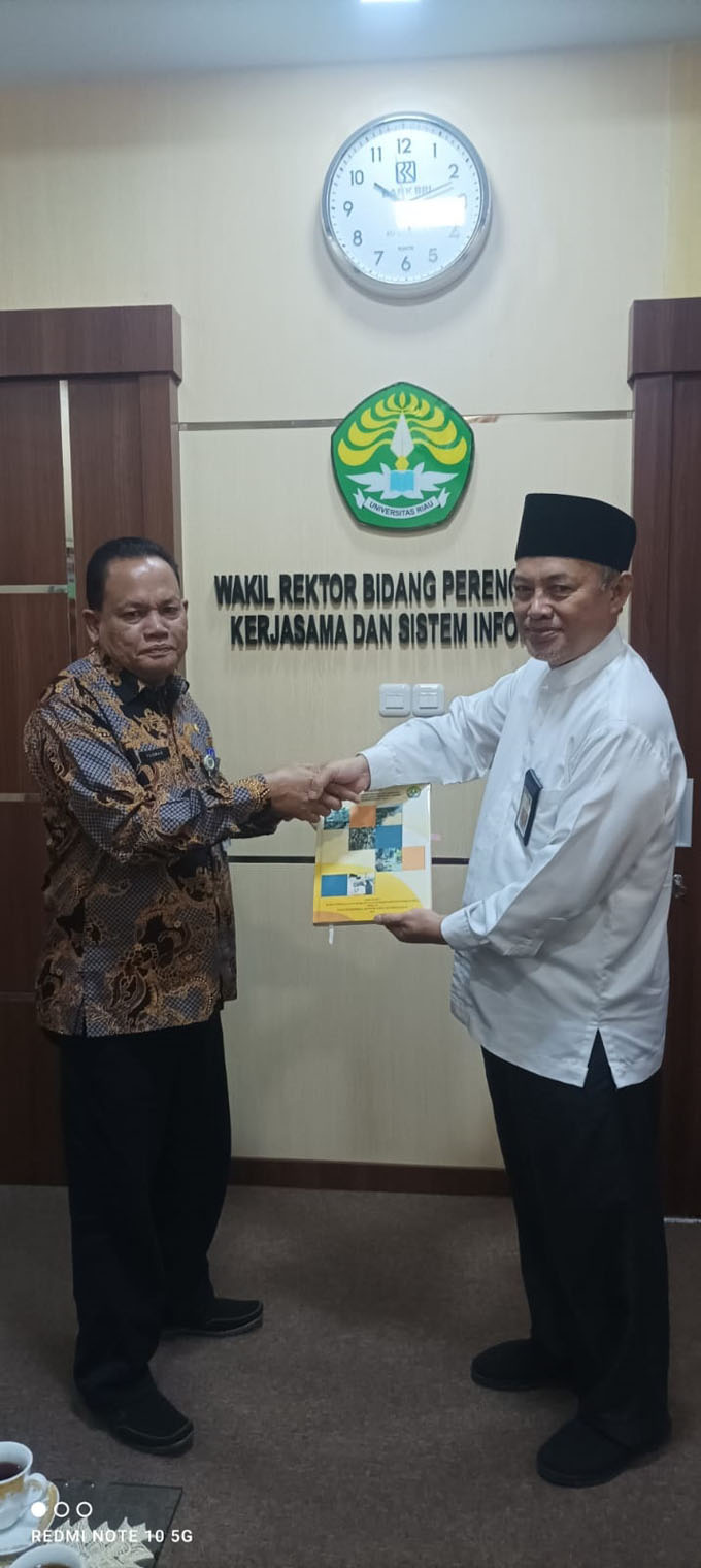 Wakil Rektor Unri Bidang Perencanaan Kerja Sama dan Sistem Informasi Prof Dr Syaiful Bahri menyerahkan hasil kajian penguatan data dan kelembagaan serta penanggulangan kemiskinan kepada Kepala Bappeda Rohul Drs Yusmar MS di Gedung Rektorat Unri Panam Peka