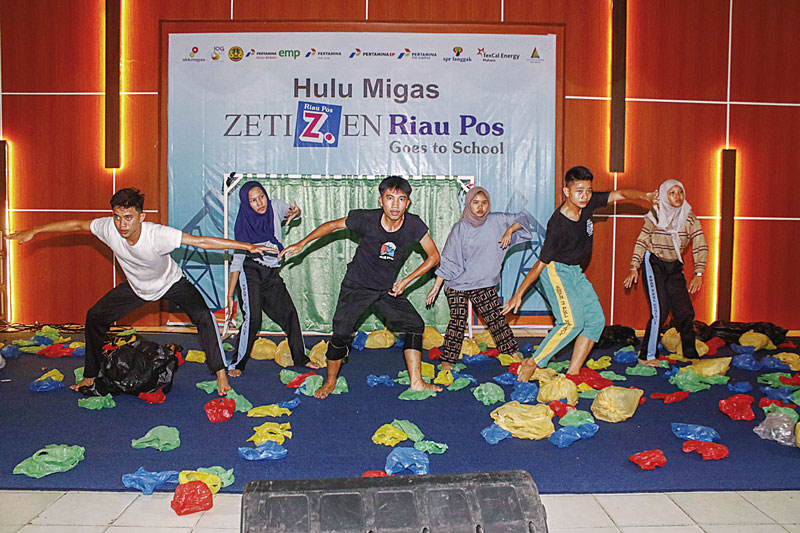 Sejumlah siswa melakukan gladi resik persiapan jelang tampil di Hulu Migas Zetizen Riau Pos Goes to School 2023 di SMAN 1 Pangkalan-kerinci, Pelalawan, Rabu (18/10/2023).