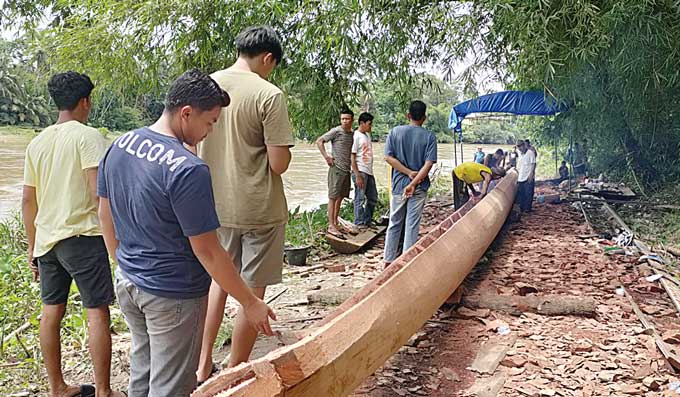 Jalur Pendekar Hulu Bukit Tabandang sedang dikerjakan oleh tukang di Desa Lubuk  Ambacang, Ahad (7/5/2023).