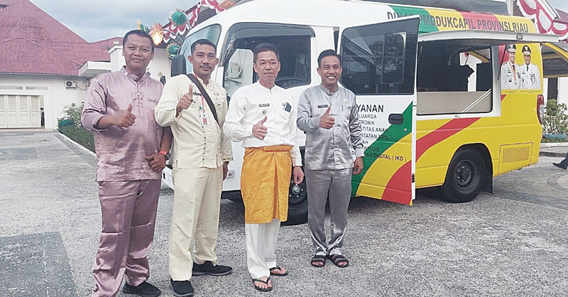 KadisdukcapilÂ Rohil Andi Rahman mendampingi Bupati Rohil Afrizal Sintong SIP MSi foto bersama di depan satu unit mobil pelayanan Disdukcapil keliling dari Pemprov Riau di depan mess Pemda Rohil di Bagansiapiapi,Â Agustus lalu.Â 
