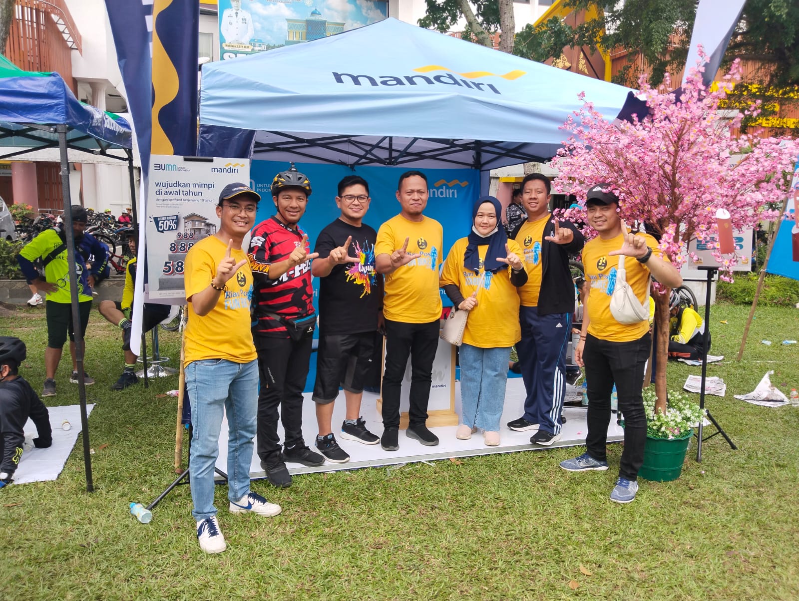 (Dari kiri ke kanan) Achmad Mulyadi SMCO, Al Asy&rsquo;ari Kepala Cabang Bank Mandiri, RS Aulia Azizi C Rohim - Kepala Cabang Pekanbaru Ahmad Yani, Devi Anggraini Area Transaction & Funding Manager Bank Mandiri Area Pekanbaru, Firman Fery TBRO, dan Wahyu