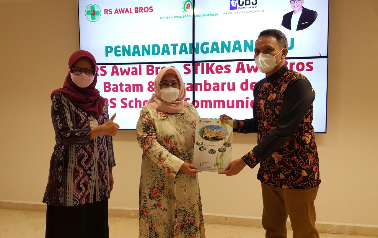 (Dari kiri ke kanan) dr Widya Putri MARS Ketua Regional I RS Awal Bros Amnah Awaloeddin (Komisaris RS Awal Bros Group) dan Charles Bonar Sirait (Founder CBS School of Communications) foto bersama usai MoU.