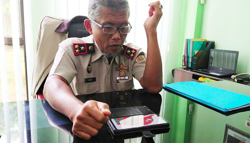 Kepala BPN Kepulauan Meranti Budi Satria ketika menunjukkan Peta Indikatif Penghentian Pemberian Izin Baru (PIPPIB).