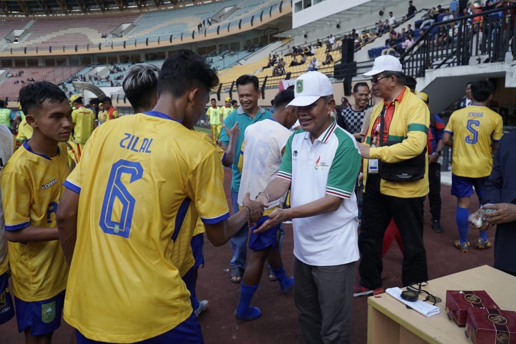 Ketua Koni Riau Iskandar Husein hadir dan menyalami pemain sepakbola Riau, Pekan Olahraga Wilayah (porwil) Sumatera XI 2023, setelah laga Riau vs Bengkulu, di Stadion Utama Riau, Ahad (5/11/2023).