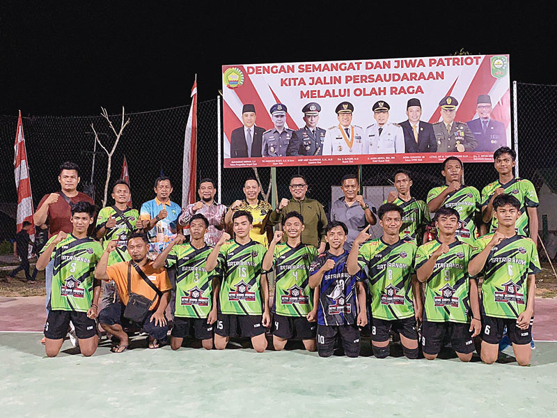 Ketua DPRD Siak Indra Gunawan, Dandim 0322/Siak Letkol Muhammad Faisal Effendi, Kasdim Mayor Suratno, anggota DPRD Sudarman foto bersama dengan pemain Bolavoli Dandim Cup, Senin (16/10/2023).