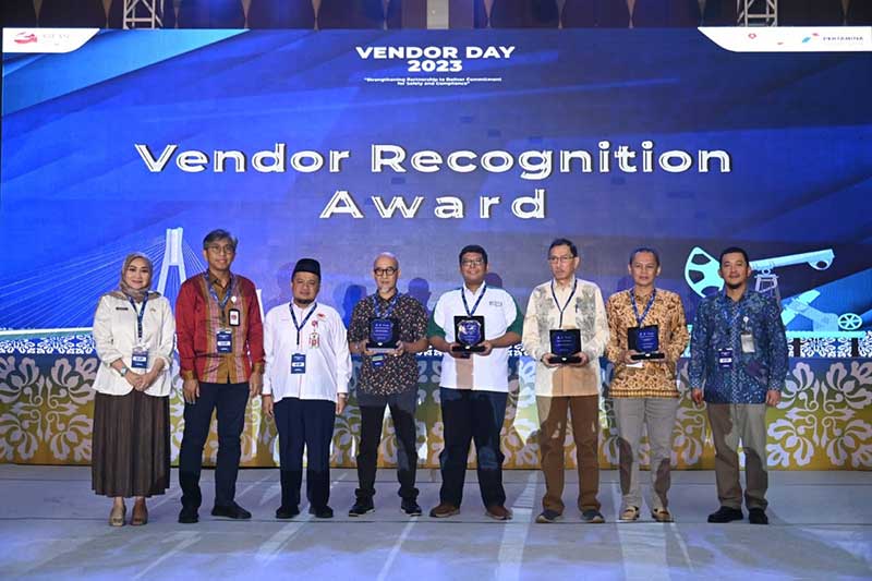 Empat perusahaan mitra kerja PT Pertamina Hulu Rokan menerima penghargaan Vendor Recognition Award PHR 2023 pada Acara Vendor Day 2023 di Pekanbaru, Rabu (5/10/2023).