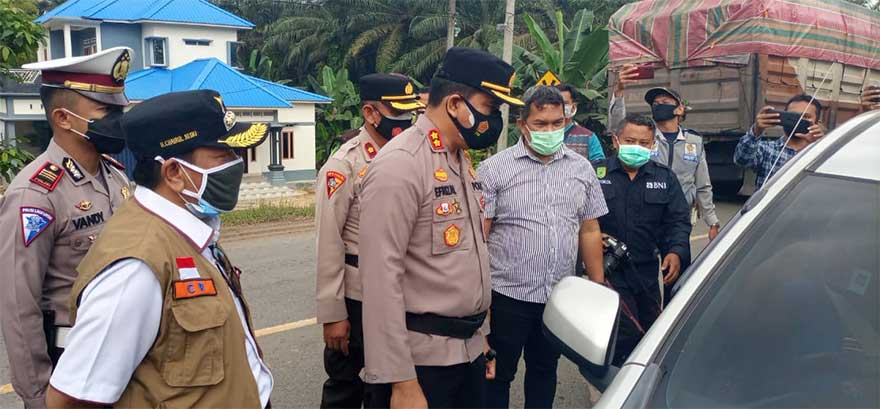 Penjabat Bupati Inhu Chaerul Rizki dan Kapolres Inhu AKBP Efrizal saat bertanya pada salah satu pengemudi yang melintas di depan pos penyekatan Kecamatan Lirik, Kamis (6/5/2021).