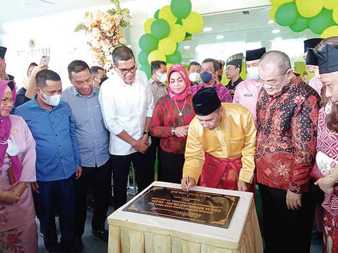 Gubernur Riau Drs H Syamsuar MSi menandatangani prasasti peresmian Khadijah Pusat Oleh-Oleh Terlengkap didampingi pengusaha Deddy Handoko Alimin dan Manager Khadijah Dr Muhammad Haris MPd, Jumat (1/7/2022).