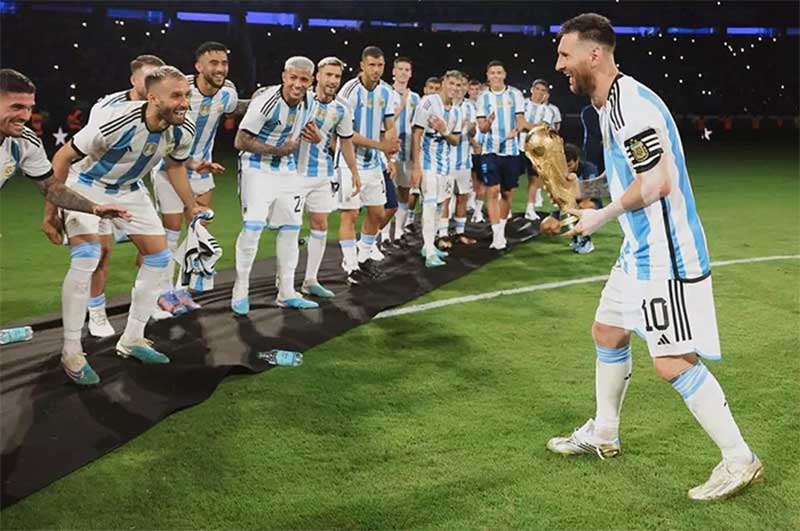 Lionel Messi merayakan kemenangan Argentina di final Piala Dunia 2022.