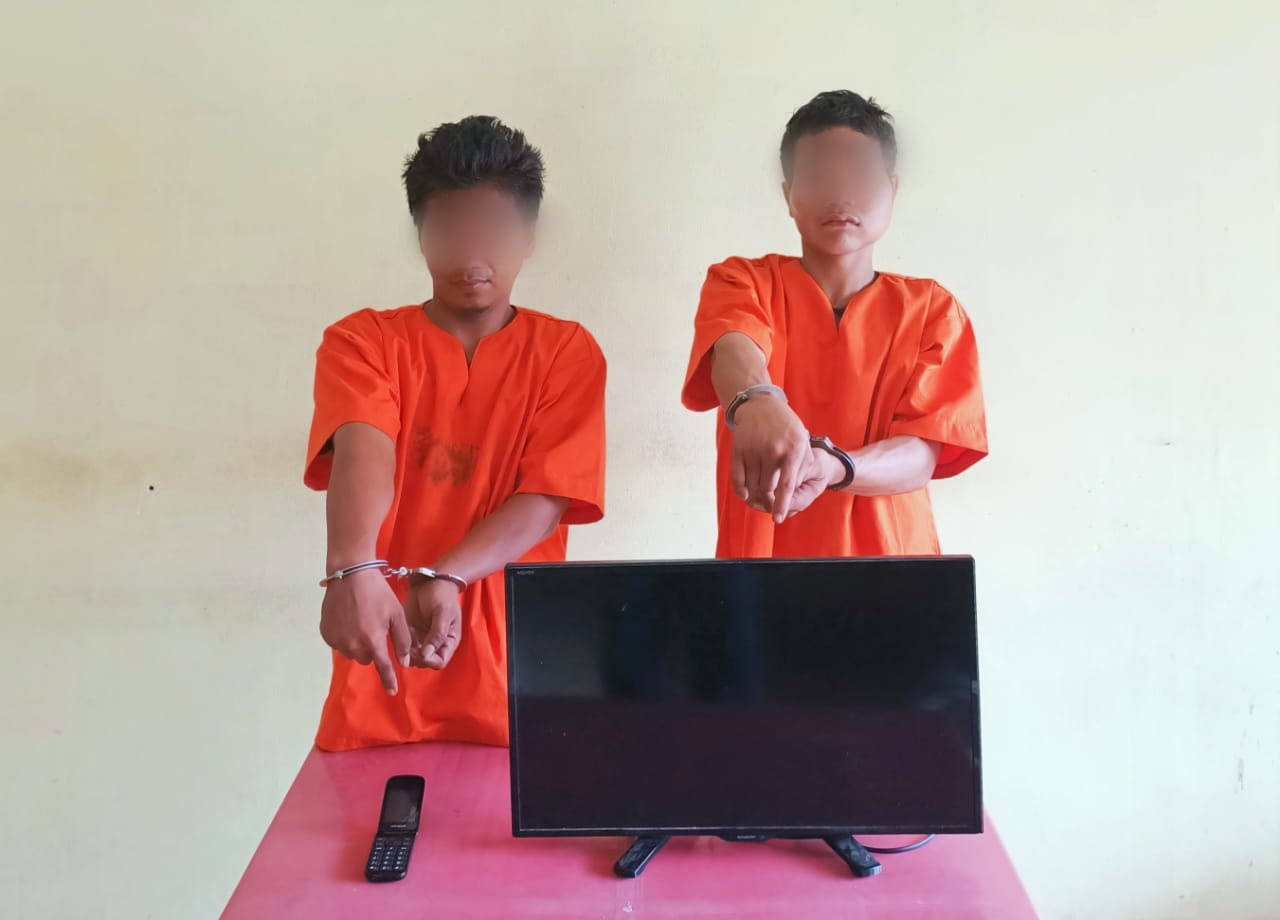 Dua pelaku pencurian dengan pemberatan atau pencuri spesialis rumah kosong saat diamankan di Polsek Pinggir, Senin (19/4/2021).