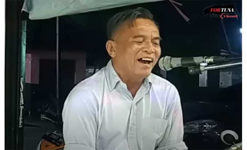 Ten Azizar Chaniago saat menyanyaikan lagu Rayo di Rantau.Â 