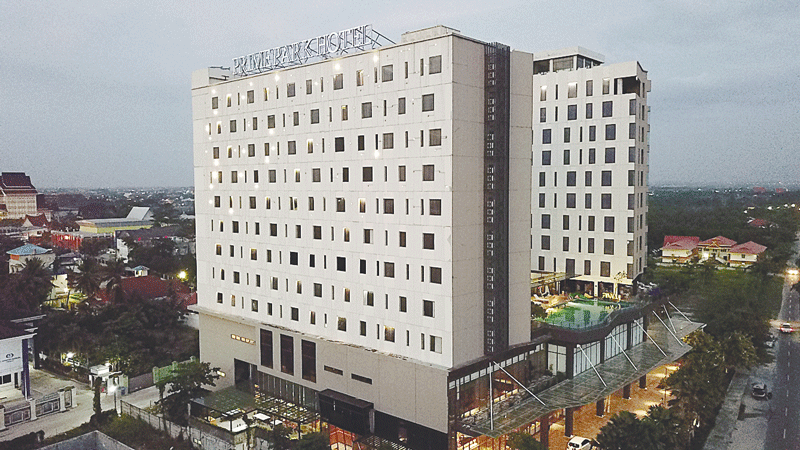 Prime Park Hotel and Convention berdiri megah di tengah Kota Pekanbaru.