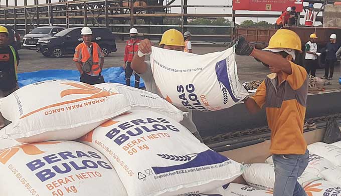 Sejumlah pekerja memindahkan 4.800 ton beras asal Myanmar yang masuk dari Pelabuhan Indonesia Kota Dumai ke Gudang Bulog, Senin (2/1/2023).