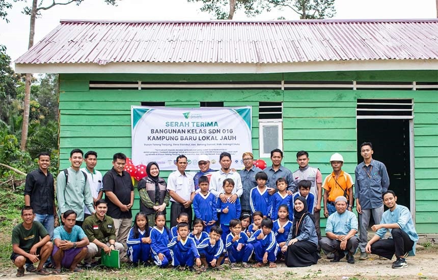 Pihak Dompet Dhuafa Riau foto bersama guru dan murid SDN 016 Kampung Baru lokal jauh, Korwil Batang Gansal Wagimin, Sekdes Siambul Wayono beserta perangkat, Ketua BMT Saku Peduli Mevrianto beserta tim, Perwakilan BMT Amanah Bapak Mardiono beserta tim, Kep