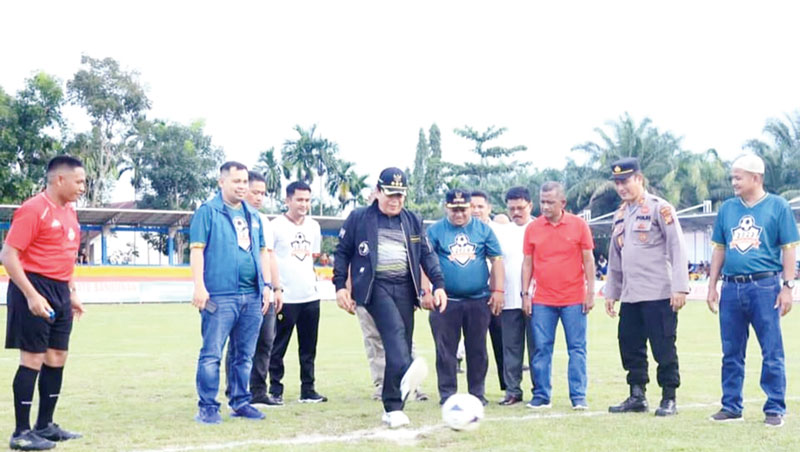 Bupati Rohul H Sukiman melakukan tendangan bola pertama tanda dibukanya turnamen sepakbola Mahato Cup VII di lapangan Arwana Mahato Kecamatan Tambusai Utara, Sabtu (15/7/2023).