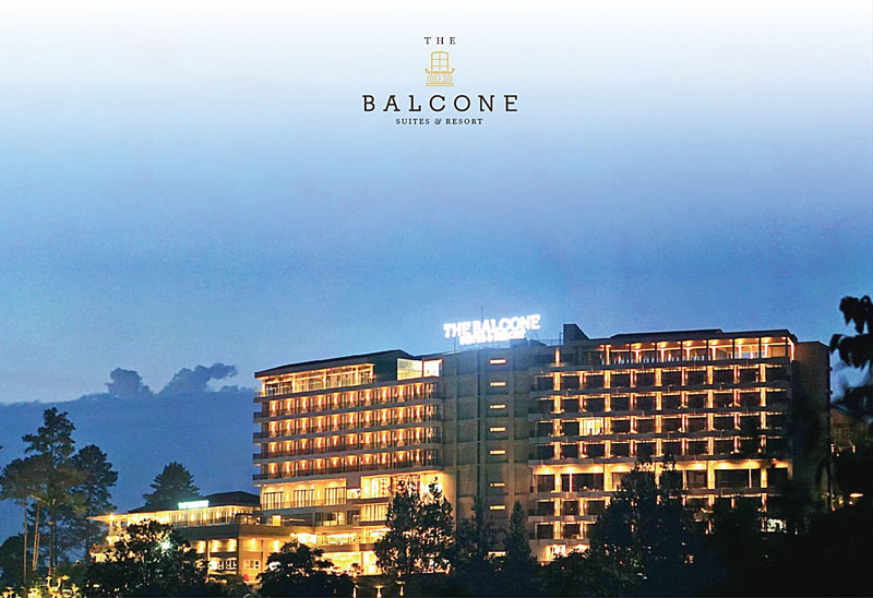 The Balcone Suites & Resort berdiri megah di Kota Bukittinggi, dengan pemandangan pegunungan.