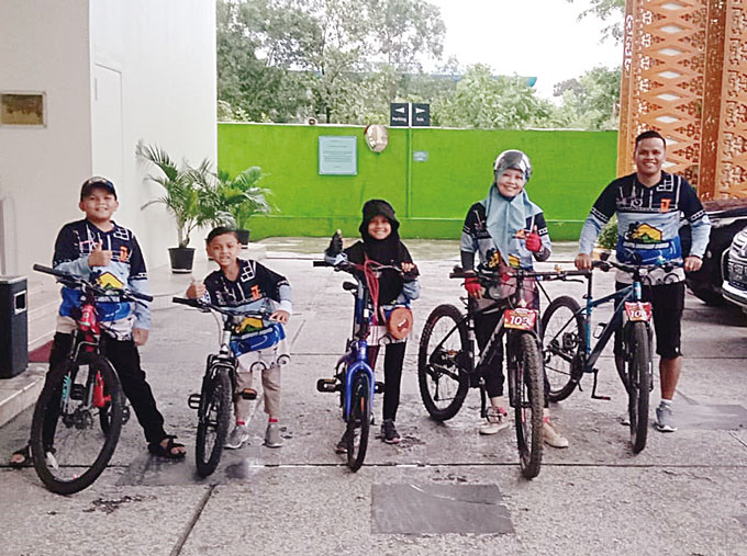 Sriwati Fadhilla (dua kanan) foto bersama suami dan tiga anaknya dalam salah satu iven gowes yang digelar baru-baru ini.
