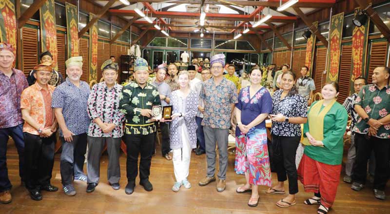Wakil Bupati Siak Husni Merza menyerahkan cenderamata ke President Packard Nancy Lindborg sekaligus foto bersama di Tangsi Belanda, Kecamatan Mempura, Kabupaten Siak pada JumatÂ (12/5/2023).
