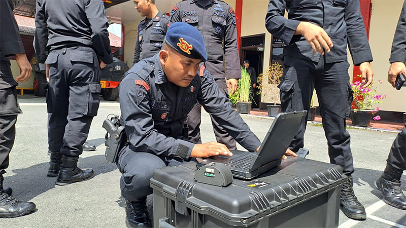 Personel Penjinak Bom Brimobda Riau saat melakukan sterilisasi di Kantor Bawaslu Riau, Selasa (12/12/2023).