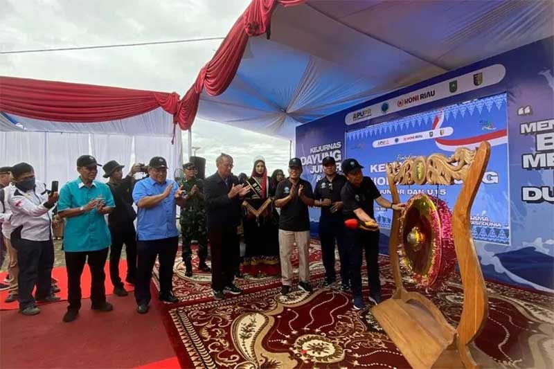 Gubernur Riau H Syamsuar didampingi Wakil Ketua Umum PB PODSI Hari Sidarta, Ketua PODSI Riau SF Hariyanto, Ketua KONI Riau Iskandar Hoesin, Kadispora Riau Boby Rahmat serta tamu lainnya memukul gong tanda peresmian Kejurnas Dayung Junior dan Pusat Pendidi
