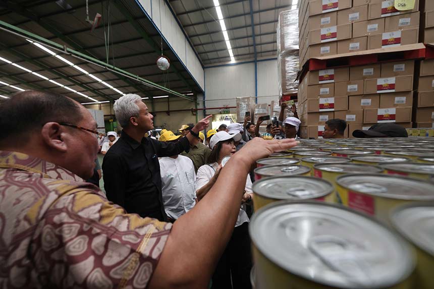 Ganjar Pranowo mengunjungi pabrik Great Giant Pineapple (GGP) di Kecamatan Terbanggi Besar, Lampung Tengah, Kamis (26/10/2023).