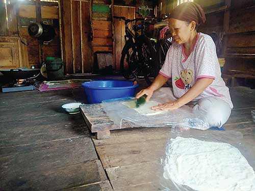 Salah seorang pelaku UMKM ketika masih bertahan memproduksi mi sagu sebelum kenaikan harga bahan baku masih dianggap wajar, beberapa waktu lalu.