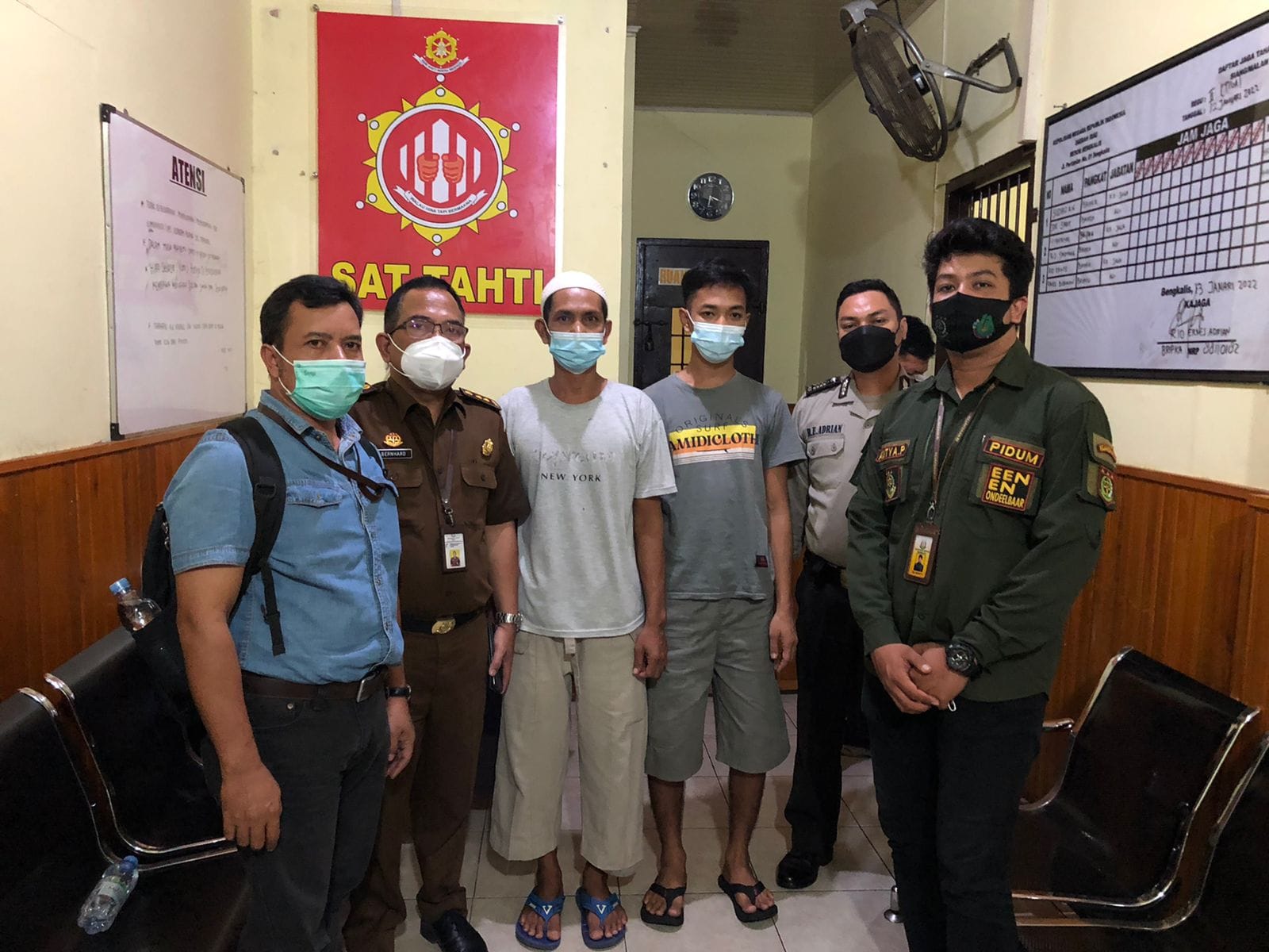 Kejaksaan Negeri Bengkalis menerima pelimpahan tersangka ilegal logging  Mat Ari alias Anak Jendral dan HM alias Eri beserta barang bukti dari penyidik Polda Riau di Kejari Bengkalis, Kamis (13/1/2022).