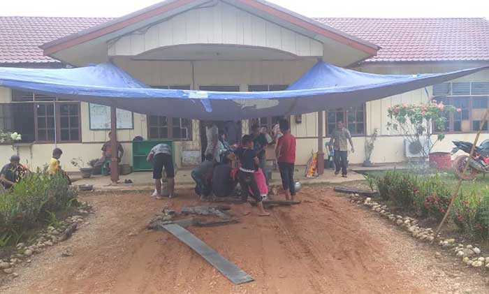 Buruh Harian Lepas (BHL) PT Sinar Reksa Kencana (SRK) melakukan mogok kerja akibat belum dibayarkan upah mereka, Ahad (24/1/2021). Kasmedi/Riau Pos