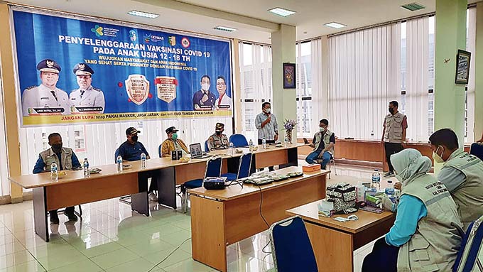 Plt Kepala Diskes Kuansing Jafrinaldi didampingi Wabup Kuansing Drs H Suhardiman Amby AK MM, Kapolres Kuansing AKBP Rendra Oktha Dinata dan dr Fahdiansyah SpOG memberikan arahan penggunaan vaksin di SMA Pintar, akhir pekan lalu.