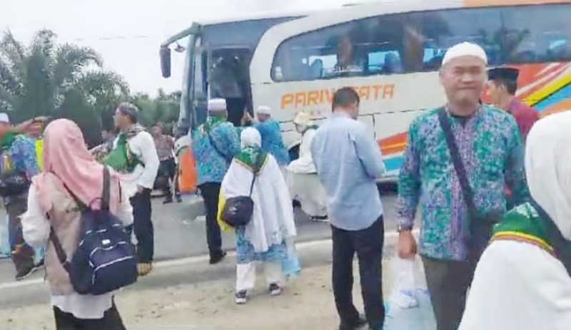 Rombongan jemaah haji Kloter 3 asal Kabupaten Asahan keluar dari bus usai mengalami kecelakaan beruntun di Meranti Asahan, Jumat (7/7/2023).