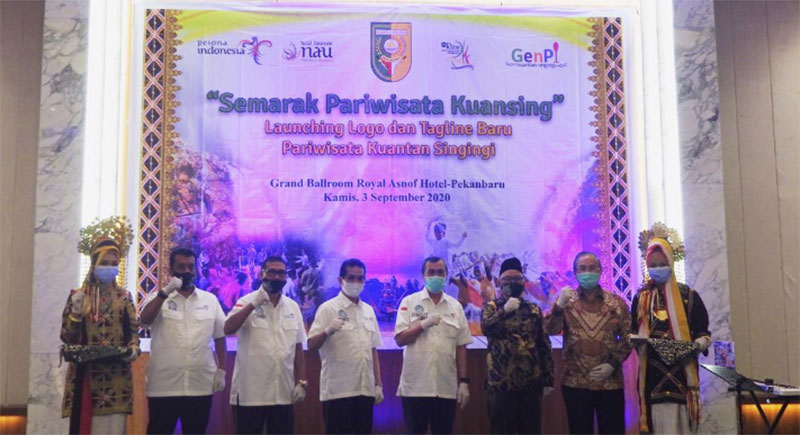 Foto Bersama saat peluncuran logo dan tagline pariwisata Kabupaten Kuantan Singingi bertempat di ballroom hotel Royal Asnof Pekanbaru, Kamis (3/9/2020).(Dinas Kebudayaan dan Pariwisata Kuansing for riaupos.co)