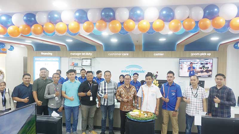 Manajemen Electronic City foto bersama saat grand opening di Mal SKA, Lantai 2, Sabtu (16/12/2023).