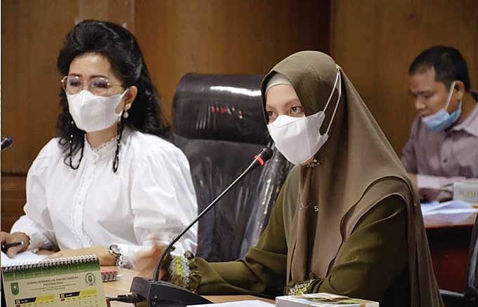 Wakil Ketua Komisi V DPRD Riau Soniwati (kiri) dan Sekretaris Komisi V Sulastri saat mengikuti rapat kerja bersama Disnakertrans Riau, Kamis (25/6/2021).