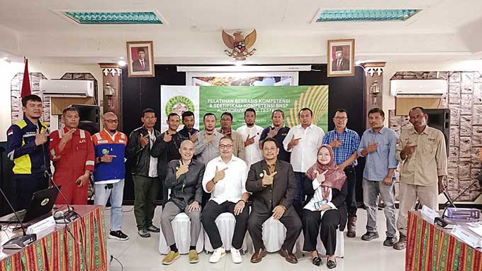 Ketua TUK Asosiasi Ahli Profesi Keselamatan Kerja Indonesia (APROKESI) Mohammad Arif SKM, Trainer Authorized Gas Tester (AGT) dari APROKESI Ir Abdullah Musa MSi dan HSE Manager PT Bumi Siak Pusako Arie Kurniawan ST foto bersama dengan peserta pelatihan di