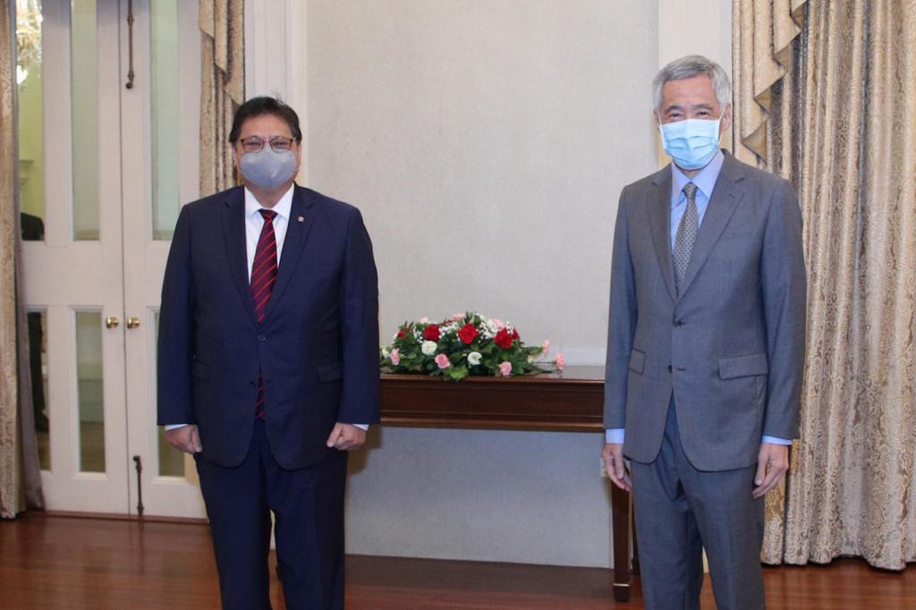 Menko Perekonomian Airlangga Hartarto saat pertemuan dengan Perdana Menteri (PM) Singapura Lee Hsien Loong di Singapura, Selasa (13/7/2021).