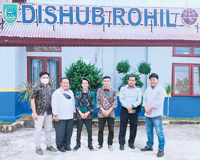Kabid Angkutan Dishub Rohil Misnan (dua kiri) foto bersama mahasiswa Palika di depan Kantor Dishub Rohil, Bagansiapiapi, Rabu (14/9/2022).
