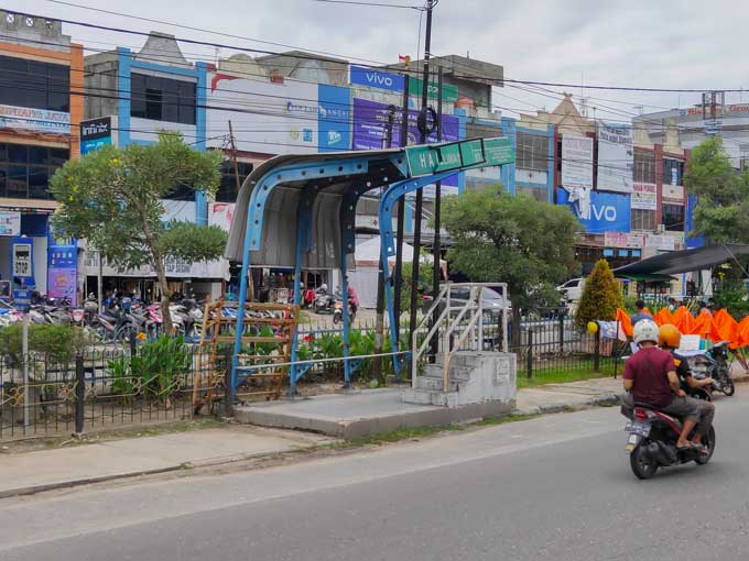 Halte bus TMP di Jalan HR Soebrantas depan atau seberang Jalan Delima mengalami kerusakan, Kamis (30/9/2021).