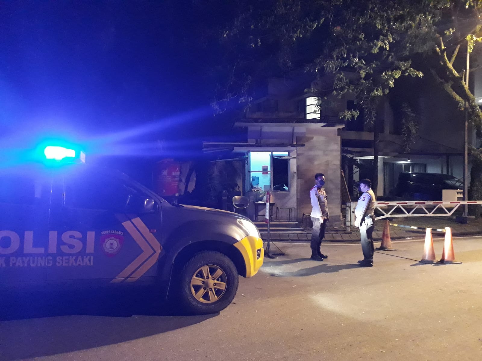 Unit Samapta Polsek Payung Sekaki melaksanakan patroli di seputaran komplek pergudangan atau pertokoan yang ada di sekitar wilayah hukum Polsek Payung sekaki, Ahad (13/2/2022) malam.